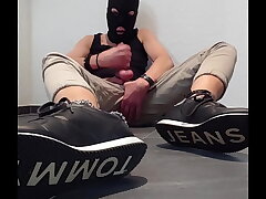 Sneaker to barefoot cum eating