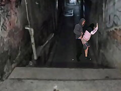 Morena transa na favela com dono do morro depois do baile funk