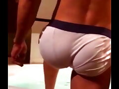 Despues de unas copas mi amigo hetero se ducha y me pide que lo grabe