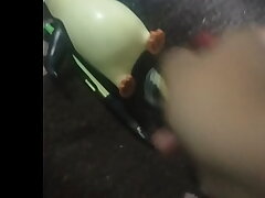 Hombre Minion se folla a ping&uuml_ino mientras su esposo es tan trabajado y de repente llega y hacen un trio