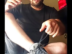 curtindo um cigarro e mostrando o pezao 44