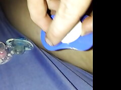 Il frotte sa t&eacute_tine sur son p&eacute_nis