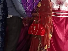 सादी में आई भाभी चुदाने को थी बेताब कोने में आकर पहले सरमाई फिर पेन्ट खोल कर सीधा लंड पर हमला बोला