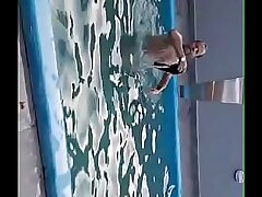 Ruiva brinca na piscina chupando um pau at&eacute_ levar gozada