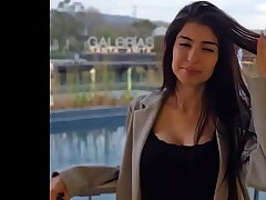 &iquest_Y porque elegir una flaquita como novia?Porque nos vemos super tiernas  ...pero en la cama somos todos lo contrario...