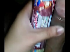 Medindo o pau com biscoito e gozando forte _)
