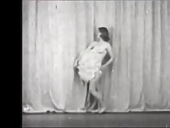 Sexy vintage brunette loves to entertain the crowd naked showing her beautiful figure