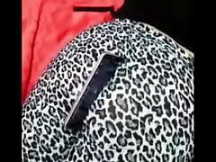 Mordiendo el tel&eacute_fono.