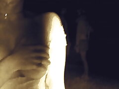 Exhibiendome en la playa de noche