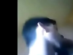 Hombre se le cae un televisor en la cabeza