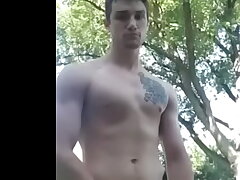Batendo uma no quintal de casa