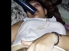 La gatita succiona su lechita.