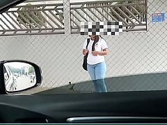 POV ALUNA PEGA CARONA COM CASADO E PAGA BOQUETE NO CARRO E LEVA GOZADA NA BUNDA