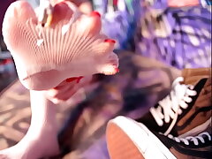 Giganta dominando escravo de p&eacute_s - Giantess Dominates Foot Slave